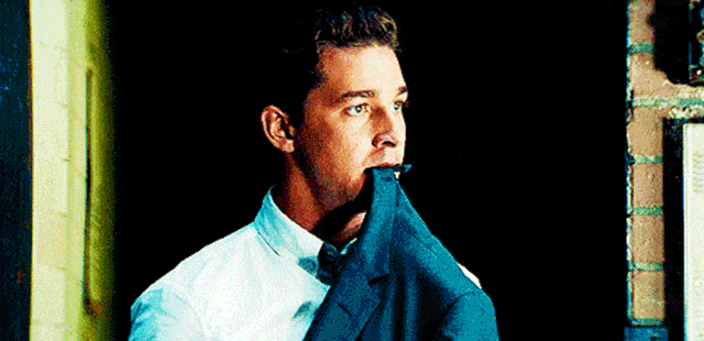 Zaskoczony mężczyzna dowiadujący się, że dziś dzień bez krawata